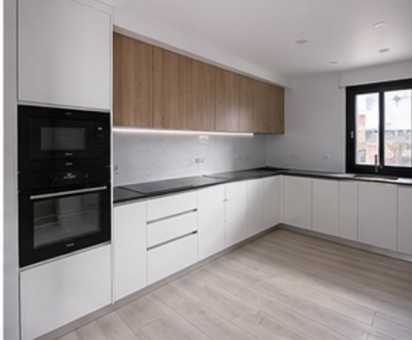Cocina blanca con encimera oscura terminada