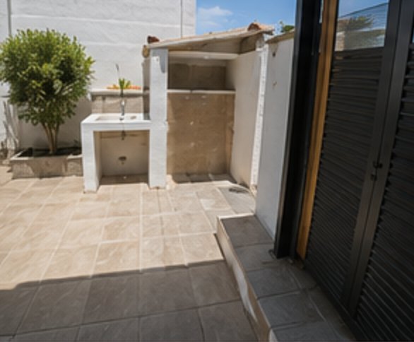 Terraza exterior con office de obra terminado