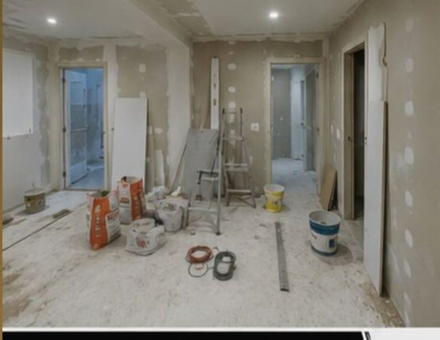 Pasillo de vivienda en proceso de reforma, con pladur y pintura